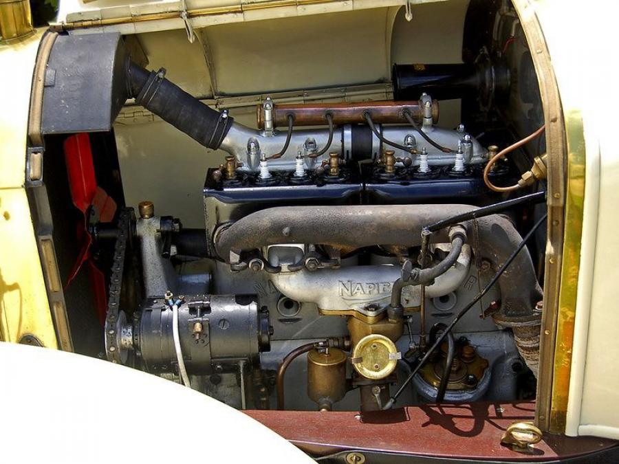 Моторный отсек Napier 16/22 HP Colonial Tourer 1915 года  (фото 2 из 6)